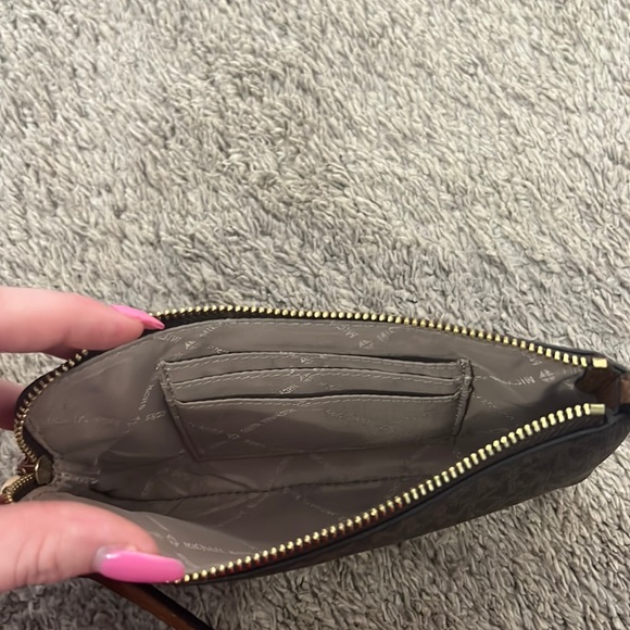 Brown gently used Michael Kors wristlet excellent condition - Picture 2 of 3